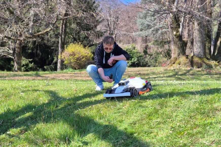 Mammotion LUBA 3 AWD Mähroboter Einrichtung ohne Begrenzungskabel, der Smart-Home-Fox Experte richtet den Mähroboter rein und startet die Kartierung.